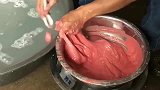 手工制作牛肉丸很美味，带手套是做不了的，就是感觉卫生差点