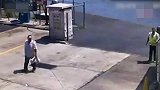 美国一64岁女司机错把油门当刹车 猛踩油门一头栽进河