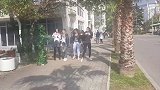 吓人恶作剧，男子假扮成草人恶搞路人，美女非常害怕