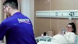一男子在病房跳舞为待产妻子减压