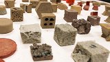 研究生用沙漠沙子造砖头，与混凝土强度相同，还可回收再利用