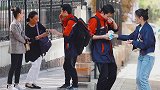 快递员街头突然流鼻血，有姑娘急忙跑开，等她回来时小伙被感动了