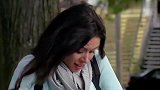 大叔请路人自己添加果酱，结果女子被弄一身，路人表情太真实了