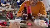 爸爸带女儿吃夜宵，转头看到一幕哭笑不得