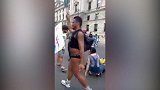 辣眼慎点！内裤男闯上大街 载歌载舞为英格兰喝彩