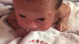 出生几天的宝宝练习抬头，全程好努力，越看越可爱