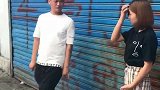 老公在老婆面前看美女，老婆很生气，后果很严重