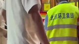 高温天气烤肉店老板放西瓜供路人自取