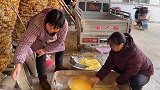 丽丽家打年糕，老妈要给姊妹五个传授经验，婆婆一旁高兴的献殷勤
