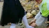 没想到连裤袜成了累赘，为了孩子开心妈妈不惜砸坏袜子！