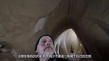 男子隐居沙漠25年不肯走，进入洞口后，所有人都愣住了