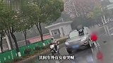 男子当街拦停妻子车辆狂砸挡风玻璃，女儿站在车前哭喊，警方通报
