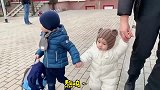萌娃：混血妹妹第一次接哥哥放学，哥哥的表情亮了，太可爱了