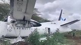 现场！一飞机在肯尼亚起飞时坠毁：机头扎进泥潭，有人员受伤