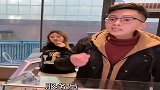 相亲吃完饭抢着买单，结果尴尬了