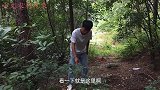 小伙在山上发现一个黑色包包，打开后被吓了一跳，看看里面有什么