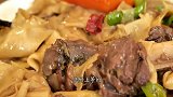 新疆美食：羊肉焖饼的手艺一代代传承，由老奶奶教给后辈