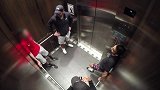 电梯恶作剧，男子在电梯里捉弄路人，大胆扒开电梯门