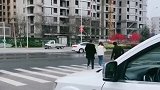 这是我无意中拍到的一幕，看到这位车主的做法，结局让人没想到！