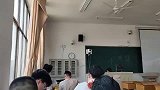 一间教室被装了个摄像头，看来大学教室也不是法外之地