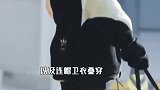 不愧是腿精！杨幂穿黑白毛绒外套搭黑色打底裤，腿部线条一览无遗