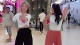 最近这两个小姐姐火了！商场里跳舞，后面大哥看什么呢
