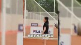 50岁梅婷带女儿参加活动，11岁快快略显拘谨，母女长相复制粘贴