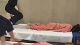 趴床上让人踩1个小时，200块钱没了