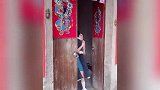 搞笑视频街上遇上美女，两小伙看傻眼了，到底是享受还是伤害