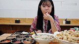 小伙极限挑战吃超大份面条，吃完后依然意犹未尽，网友撑的胃疼！