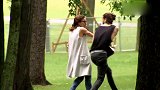 国外爆笑街头恶搞，警察竟骑着毛驴去抓小偷，路人反应太搞笑了