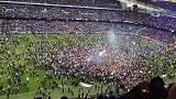 英超-1718赛季-曼城3年第2冠！数万人冲入球场庆祝夺冠-专题