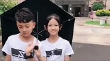 龙凤胎兄妹雨后散步，这哥哥长得像王思聪，妹妹长得像刘亦菲
