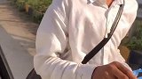 他很懂事，生活不易