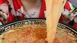 一大盆大冷面，小姐姐直接埋头秃噜，吃的贼过瘾