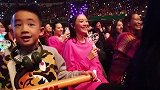 陈小春演唱会宣老婆怀二胎，台下应采儿大方摸肚，小小春手舞足蹈