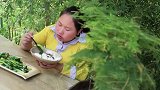 胖妹用腊肉炒青菜，入口满嘴清香吃着就是解馋