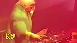 66岁大妈酒吧打碟当DJ 女儿发声支持，这么飒的大妈你见过吗？