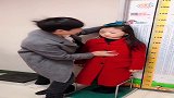 袖珍小夫妻为了要宝宝去医院检查身体，但愿你们能如愿