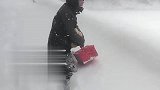 妻子想吃橙子，丈夫蹚着近半米高大雪去买