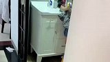 爸爸发现女儿玩水，结果被小棉袄秒杀