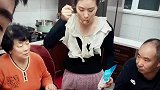 女子看到父母来了非要下厨，结果一番操作把众人看傻了