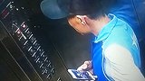 恶心！监拍曝光：外卖员进入电梯后，对着按键面板狂吐痰