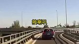 国外实拍：司机被劫匪拦路，猛踩油门，惊险逃生！