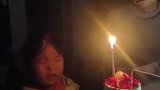 孩子四岁生日时在蛋糕前，许下一个立刻能实现的愿望