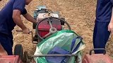 消防员手摇拖拉机帮乡亲种田