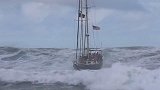 夏威夷游客观光船返岸遇巨浪 左摇右摆险翻沉