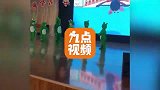 萌娃台上看动画片忘记表演，老师台下疯狂提示逗乐网友自己上吧