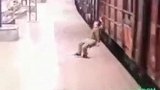 印度警察执勤时神秘转圈 滑进站台缝隙被碾身亡