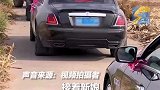 收割机为给婚车让路，主动开进田里